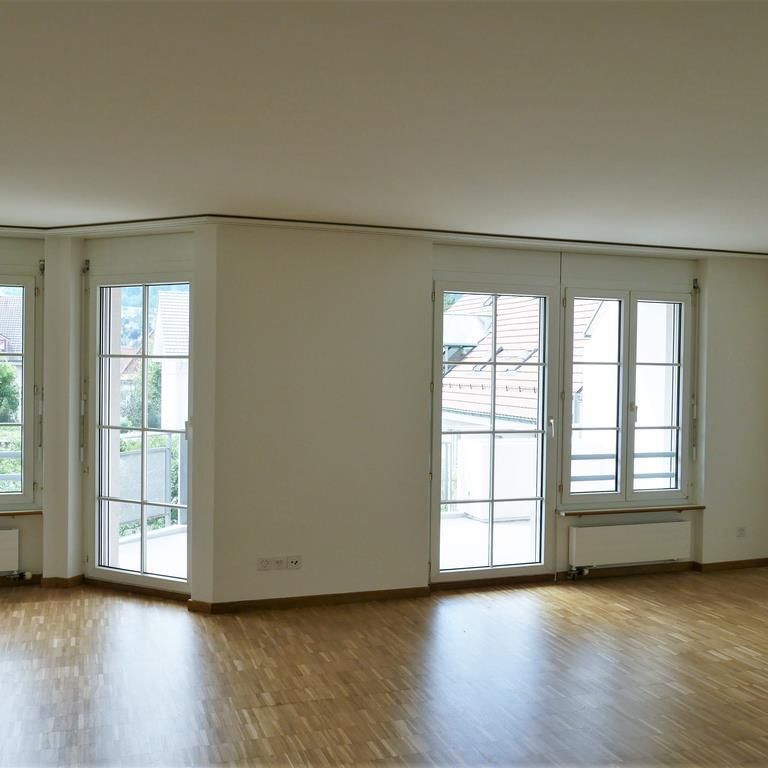 Renovierte 4.5-Zi. Maisonettewohnung mit Balkonen & Parkplätze - Foto 1