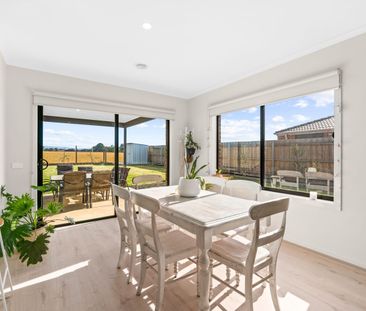 STUNNING HOME IN EMERALD WATERS ESTATE - Photo 3