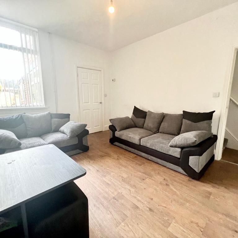 4 bedroom terraced house to rent - Photo 1