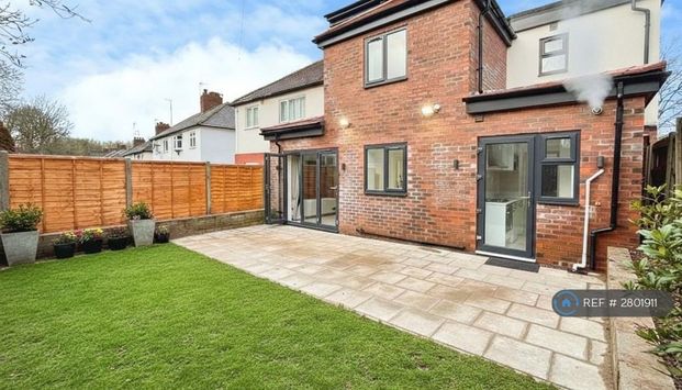 1 bedroom in a house share to rent - Photo 1