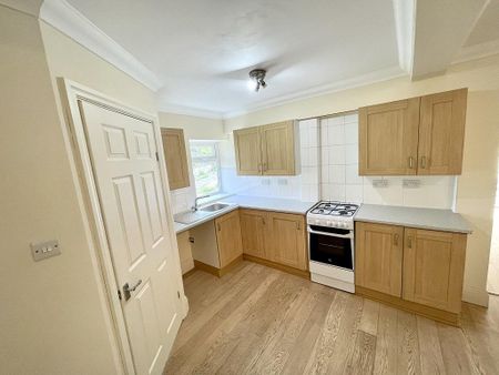 3 bedroom semi-detached house to rent - Photo 5