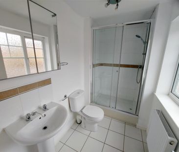 4 bedroom Detached house to rent - Photo 2