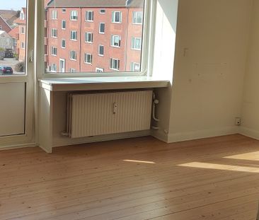 Lys lejlighed med 2 altaner - Photo 3