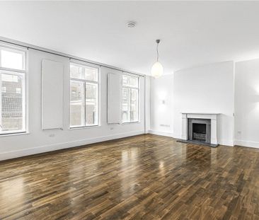 A stunning second floor apartment located on a quiet mews in centra... - Photo 4