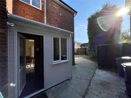6 bedroom detached house to rent - Photo 2