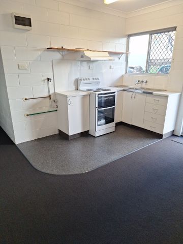 UNFURNISHED 1 BEDROOM UNIT IN CAIRNS NORTH (6 MTH LEASE) - Photo 2