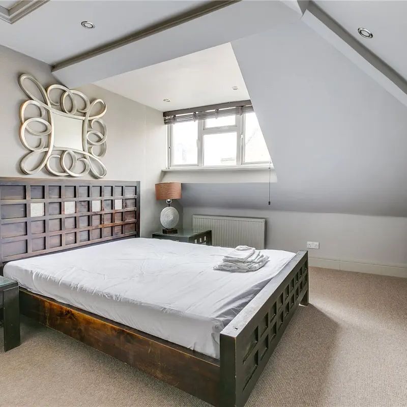 2 bedroom flat in Earls Court - Photo 1