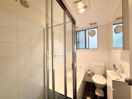 PERFECTLY LOCATED CLOSE TO STATION, SHOPS & SCHOOLS - Photo 5