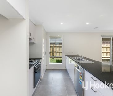 Modern Four Bedroom Home! - Photo 3