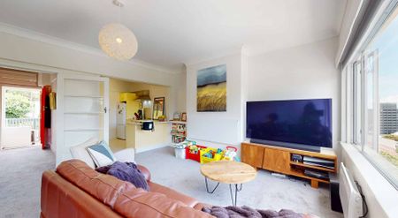 Modern 2-Bedroom Apartment for Rent in Kelburn - Photo 2