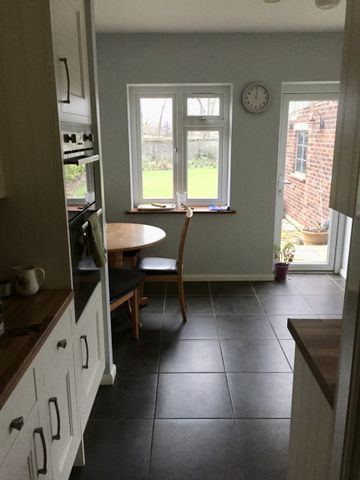 Large Detached Two Bedroom Bungalow To Let in Collier Row - Photo 5