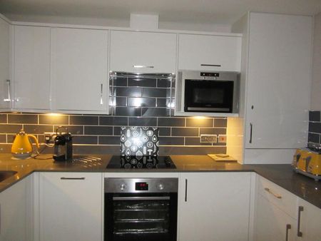 2 bedroom flat to rent - Photo 2