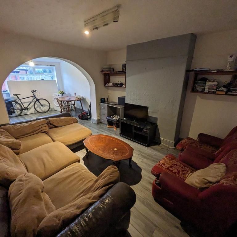 4 bedroom private hall to rent - Photo 1