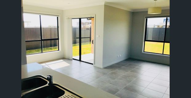 Spacious 4 Bedroom Home For Lease! - Photo 1