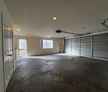 4 Bedroom, 2 Bathroom, 2 Living! - Photo 1