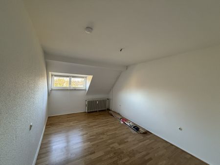 Wohnen mit Blick auf das Bismarckviertel – charmante 3-Zimmer-Dachgeschosswohnung! - Photo 4