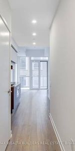 Feels brand new high ceilings yonge/eglinton! - Photo 3