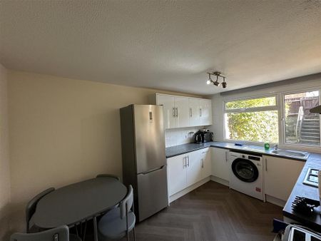 1 bedroom in a house share to rent - Photo 4