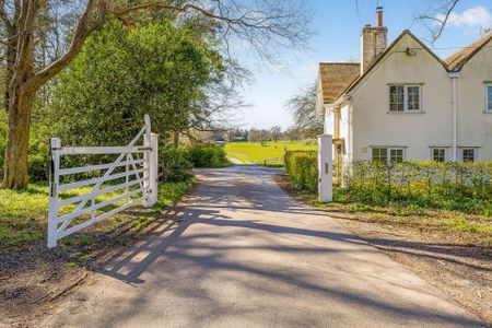 A delightful detached cottage on a private country estate. - Photo 2