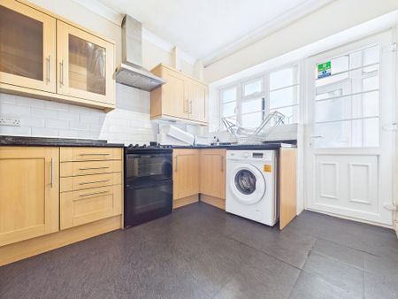 3 bedroom flat to rent - Photo 4