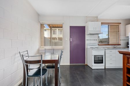 Modern & Fully Furnished Townhouse in Sought-After Kambalda West - Photo 4