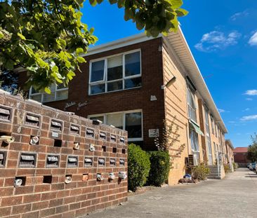 FANTASTIC UNIT IN A PRIME LOCATION - ESSENDON! - Photo 2
