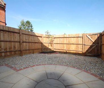 2 bedroom end of terrace house to rent - Photo 3