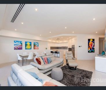 Penthouse Living with Views - Photo 4