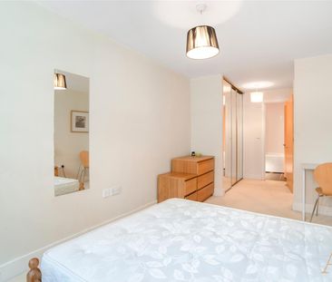 Millharbour, London - Photo 3