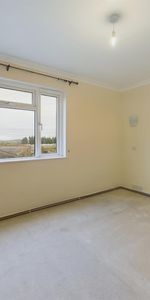 Two bed flat to rent in Trecarrell Close, Launceston, PL15 - Photo 4