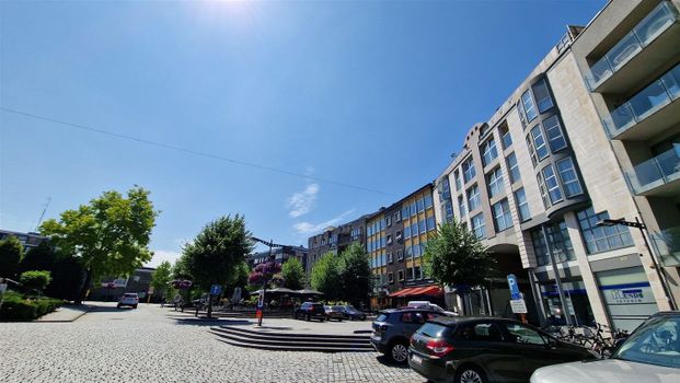 Gezellig en ruim appartement met 2 slaapkamers in het centrum van Lanaken! - Photo 1