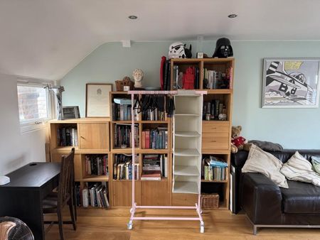 SELF-CONTAINED STUDIO ROOM WITH EN SUITE AND BASIC KITCHEN FACILITIES - Photo 4