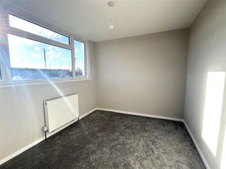 3 bedroom flat to rent - Photo 2