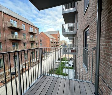 Lys 3-værelses lejlighed i Nørresundby med altan og tagterrasse - Photo 1