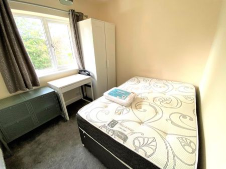 4 bedroom semi-detached house to rent - Photo 3