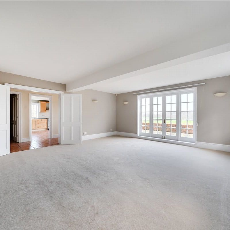 A substantial 4 bedroom farmhouse in a rural location overlooking open fields and woodland within the popular village of Bucklebury. - Photo 1