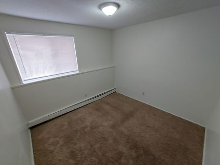 Large 2 Bedroom Apartment in Pines!! - Photo 2