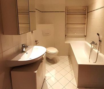 "Altbau-Feeling, sonniger Balkon und voll ausgestattete Einbauküche... - Foto 2