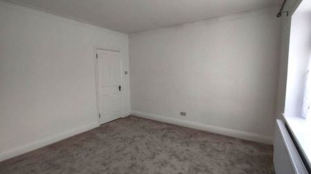 2 bed flat to rent - Photo 2