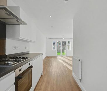 3 bedroom end of terrace house to rent - Photo 3