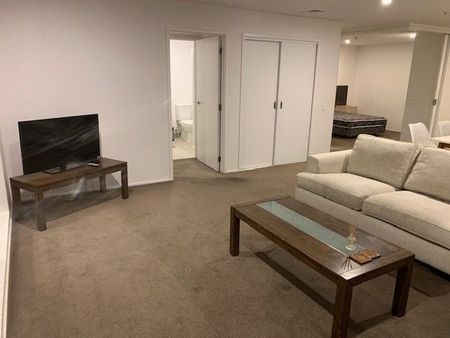 Large Central 2-Bed Gem with big Balcony! - Photo 2