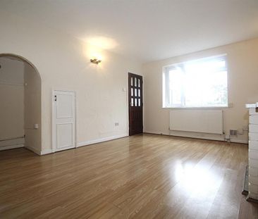 3 Bedroom House - Mid Terrace To Let - Photo 3