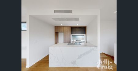 Luxurious Townhouse In Prime Location - Photo 2