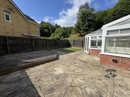 4 bedroom detached house to rent - Photo 4