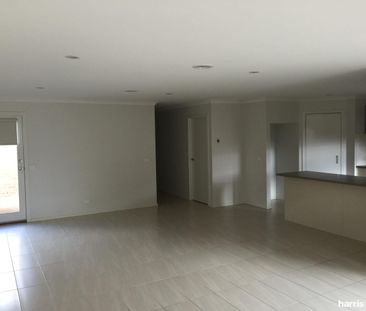 LARGE FOUR BEDROOM HOUSE - NOT TO BE MISSED!!! ** Open For Inspecti... - Photo 2