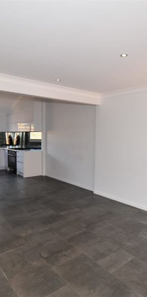 2-Bedroom townhouse, fully AC and renovated - Photo 1