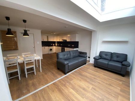 5 Bed End Terrace, Herald Close, NG9 - Photo 2