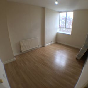 3 Bed Flat, Old Church Road, E1 - Photo 2