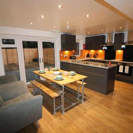 OX Living is proud to present this high-quality 7-bedroom co-living property, perfect for working professionals looking for stylish, stress-free living. Room 5 - Photo 3