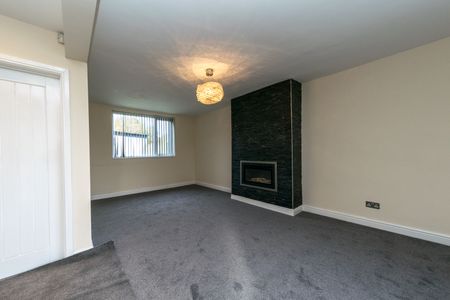 SPRINGBANK CRESCENT GILDERSOME LEEDS LS27 7DN - Photo 3